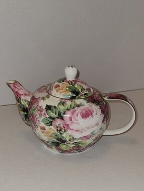 Maxwell & Williams "Rambling Rose" (Royal Old England) collection Teapot